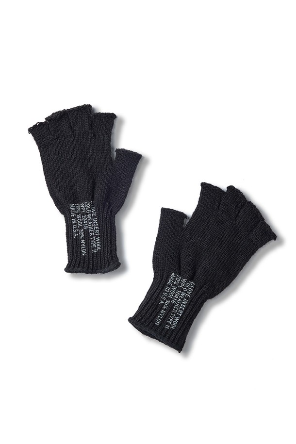 밀리터리 핑거리스 장갑 - 블랙은 일상과 아웃도어 활동에 적합한 남녀 공용 장갑입니다. 가을, 겨울철 보온성을 높여주는 두꺼운 두께감과 부드러운 촉감이 특징이며, 신축성 있는 나일론과 폴리에스터 혼방 소재로 제작되었습니다. 손가락이 노출되는 핑거리스 디자인은 캐주얼, 미니멀, 워크웨어 스타일과 잘 어울립니다. 무지 디자인의 블랙 컬러로 다양한 스타일에 매치하기 용이합니다. 밀리터리 스타일을 선호하는 분들께 추천합니다.
