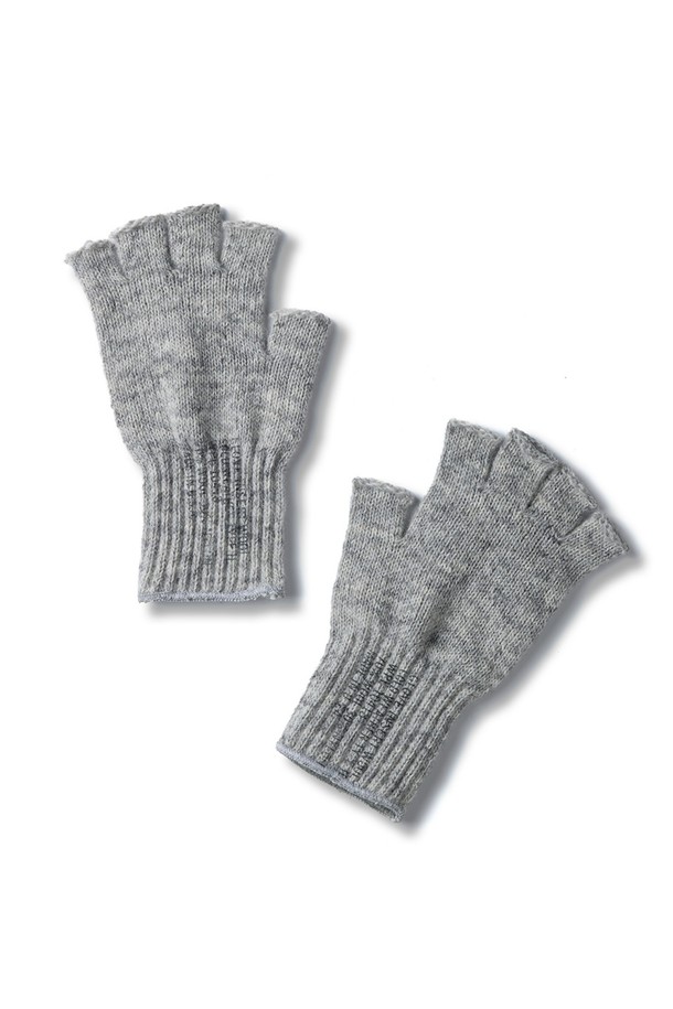 밀리터리 핑거리스 장갑 - 그레이는 가을, 겨울철에 착용하기 좋은 공용 장갑입니다. 부드러운 니트 소재의 골지 패턴으로 제작되어 따뜻하고 편안한 착용감을 제공합니다. 손가락 부분이 오픈된 핑거리스 디자인으로, 출근룩, 캐주얼, 미니멀, 워크웨어 스타일과 잘 어울립니다. 사이즈 조절이 가능하며, 얇은 두께감으로 활동성을 높였습니다. 그레이 컬러는 어떤 스타일에도 무난하게 매치되어 실용성을 더합니다.
