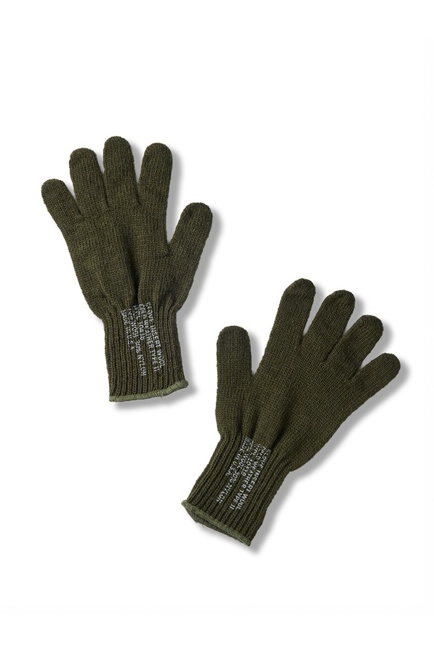 밀리터리 스타일을 강조한 올리브색 풀핑거 장갑입니다. 울과 나일론 혼방 소재로 제작되어 부드러운 촉감과 뛰어난 보온성을 자랑합니다. 가을, 겨울 시즌에 착용하기 좋으며, 일상생활은 물론 밀리터리 룩 연출에도 활용할 수 있습니다. 클래식, 미니멀, 워크웨어 스타일과 함께 출근룩에 포인트를 더해보세요. 
