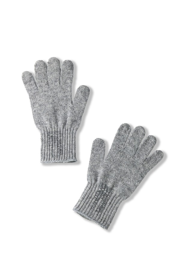밀리터리 스타일의 풀핑거 장갑, 그레이 색상입니다. 부드러운 촉감과 두꺼운 두께로 가을, 겨울철 보온성을 높여줍니다. 니트와 울 소재로 제작되어 따뜻하고 편안한 착용감을 선사하며, 무지 디자인으로 다양한 스타일의 의상에 매치하기 좋습니다. 일상생활뿐만 아니라 밀리터리룩, 클래식, 미니멀, 캐주얼 스타일에도 잘 어울리며, 출근룩으로도 활용하기 좋습니다.
