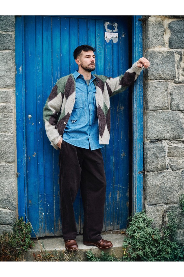 알파카 아가일 가디건 - 올리브는 가을, 겨울 시즌에 어울리는 남녀 공용 의류입니다. 클래식하고 캐주얼한 스타일을 연출하며, 레귤러핏과 V넥 디자인으로 편안한 착용감을 제공합니다. 부드러운 촉감의 알파카 소재로 제작되었으며, 두꺼운 두께감으로 따뜻함을 더합니다. 아가일 패턴과 긴소매, 버튼 여밈 방식의 카디건으로, 출근룩이나 모임룩 등 다양한 TPO에 활용할 수 있습니다. 올리브, 브라운, 베이지 세 가지 색상으로 만나보세요.
