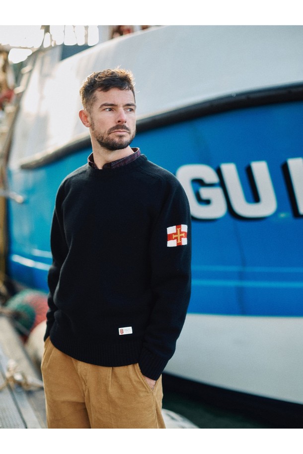 슈퍼 파인 메리노울 새들 스웨터 - 블랙은 고급 메리노울 소재로 제작되어 부드러운 촉감을 자랑합니다. 일상용으로 적합하며, 가을과 겨울에 따뜻하게 착용할 수 있습니다. 미니멀하고 베이직한 스타일로, 어떤 옷에도 잘 어울리는 활용도 높은 아이템입니다. 레귤러 핏에 라운드넥 디자인, 긴 소매 기장으로 편안한 착용감을 선사합니다. 무지 패턴의 블랙 컬러는 세련된 분위기를 더합니다.
