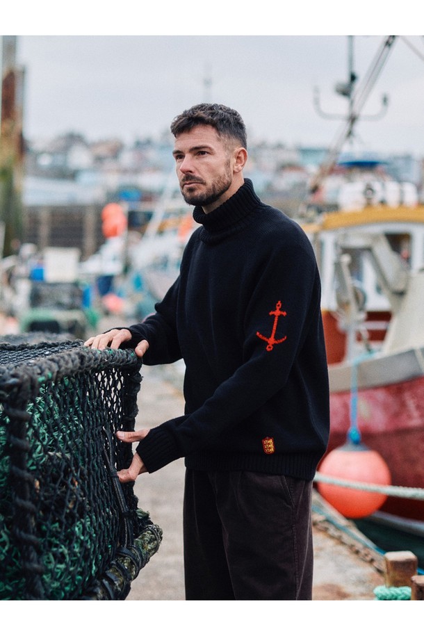 부드러운 헤비코튼 소재로 제작되어 포근한 착용감을 선사하는 헤비코튼 터틀넥 스웨터입니다. 베이직하고 캐주얼한 무드로, 가을과 겨울철 데일리룩에 활용하기 좋습니다. 레귤러핏으로 제작되어 편안한 활동성을 제공하며, 블랙 컬러로 어떤 하의와도 잘 어울립니다. 긴 소매와 터틀넥 디자인으로 보온성을 높였으며, 두꺼운 두께감으로 겨울철에도 따뜻하게 착용할 수 있습니다. 미니멀, 클래식 스타일을 즐겨 입는 분들께 추천합니다.
