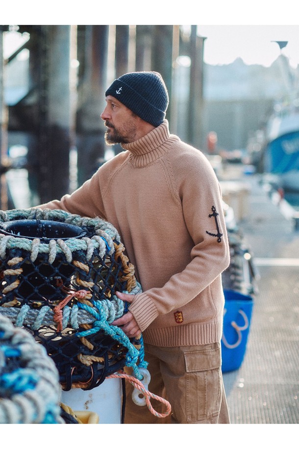 헤비 코튼 소재의 카멜 컬러 터틀넥 스웨터입니다. 넉넉한 두께감과 부드러운 촉감으로 가을, 겨울철 따뜻하게 착용하기 좋습니다. 베이직하고 캐주얼한 스타일로 다양한 룩에 활용하기 좋으며, 레귤러 핏으로 편안함을 더했습니다. 긴 소매 기장의 무지 디자인으로 미니멀하면서도 클래식한 분위기를 연출합니다. 데일리룩으로 활용하기 좋은 실용적인 아이템입니다.
