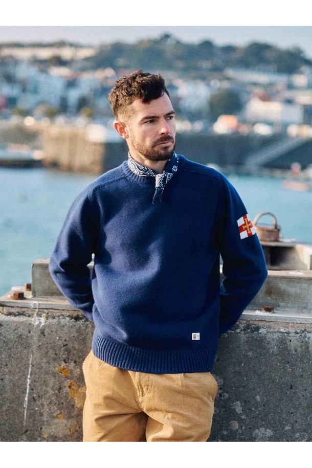 슈퍼 파인 메리노울 새들 스웨터 - 미드나잇 블루는 부드러운 촉감의 메리노울 소재로 제작된 레귤러핏 라운드넥 긴소매 스웨터입니다. 가을, 겨울 시즌에 어울리는 베이직하고 클래식한 스타일로, 일상복뿐만 아니라 출근룩으로도 활용 가능합니다. 얇은 두께감으로 편안한 착용감을 선사하며, 미니멀하고 캐주얼한 스타일을 연출하기 좋습니다. 특히, 영국 국기 패치 디테일이 포인트로 더해져 세련된 느낌을 줍니다.
