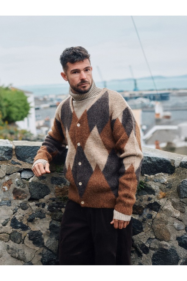 알파카 아가일 가디건 - 샌드는 부드러운 촉감의 알파카 소재로 제작되어 가을과 겨울에 따뜻하게 입을 수 있는 여성용 상의입니다. 클래식하고 캐주얼한 스타일의 레귤러핏 가디건으로, 샌드, 브라운, 베이지 컬러로 구성되어 있습니다. 두꺼운 두께감과 긴소매, 브이넥 디자인에 아가일 패턴이 더해져 포근한 분위기를 연출합니다. 버튼 여밈 방식으로, 모임룩이나 데이트룩에 활용하기 좋습니다.
