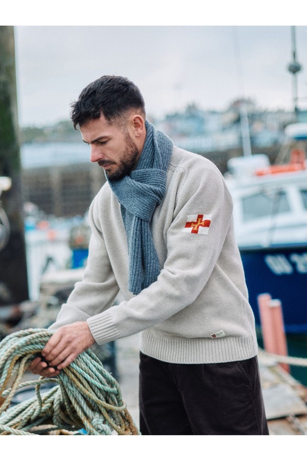 부드러운 촉감이 돋보이는 슈퍼 파인 메리노울 새들 스웨터 - 베이지입니다. 고급스러운 메리노울 소재로 제작되어, 가을과 겨울에 따뜻하게 입을 수 있습니다. 라운드넥과 레귤러핏 디자인으로 어떤 스타일에도 잘 어울리는 베이직한 아이템입니다. 심플한 디자인과 베이지 컬러가 미니멀하고 클래식한 분위기를 연출합니다. 긴 소매 기장의 무지 디자인으로, 다양한 룩에 활용하기 좋습니다.
