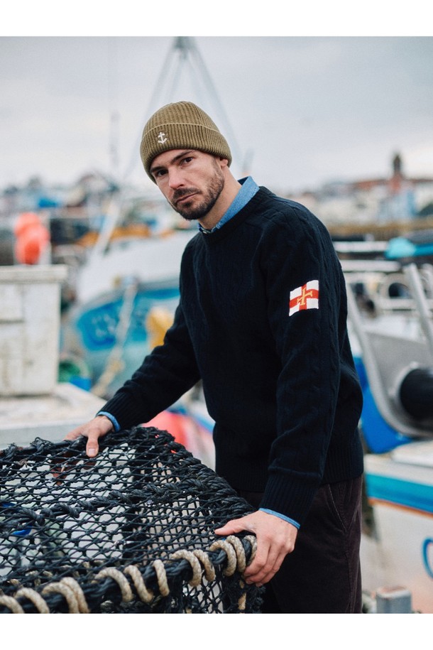 슈퍼 파인 메리노울 케이블 스웨터 - 블랙은 고급 메리노울 소재로 제작되어 부드러운 촉감을 선사하는 남녀 공용 스웨터입니다. 가을, 겨울 시즌에 어울리며, 베이직하고 클래식한 스타일로 다양한 룩에 활용하기 좋습니다. 레귤러 핏에 라운드넥 디자인, 긴소매 기장으로 편안한 착용감을 제공하며, 두꺼운 두께감으로 따뜻하게 입을 수 있습니다. 특히, 케이블 패턴이 돋보여 미니멀하면서도 세련된 분위기를 연출하며 출근룩에도 적합합니다.
