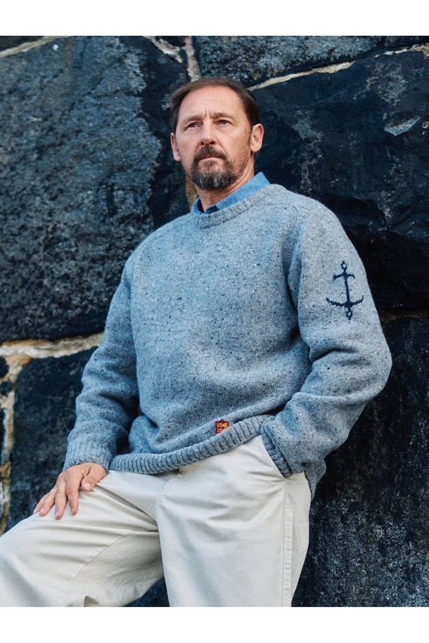 네프사 새들 스웨터 - 그레이는 가을, 겨울 시즌에 어울리는 공용 니트/스웨터입니다. 부드러운 울 소재로 제작되어 포근한 착용감을 선사하며, 레귤러핏과 라운드넥 디자인으로 편안한 착용감을 제공합니다. 베이직하고 캐주얼한 스타일에 무지 패턴의 그레이 컬러가 더해져 어떤 룩에도 잘 어울립니다. 출근룩, 캐주얼, 클래식, 미니멀 스타일 연출에 적합하며, 심플한 자수 디테일이 포인트로 더해졌습니다. 두꺼운 두께감으로 따뜻함을 유지하며, 긴 소매 기장으로 간결한 맵시를 더합니다.
