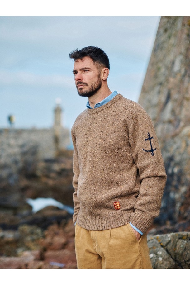 네프사 새들 스웨터 - 피넛은 부드러운 촉감의 울 소재로 제작된 공용 스웨터입니다. 가을, 겨울 시즌에 어울리는 두꺼운 두께감과 레귤러핏으로 편안하게 착용 가능합니다. 라운드넥 디자인에 앵커 자수 디테일이 포인트로 더해져 캐주얼하면서도 베이직한 스타일을 연출합니다. 데이트룩, 캐주얼, 클래식, 미니멀 스타일을 즐겨 입는 분들께 추천하며, 피넛 브라운 컬러가 따뜻하고 포근한 분위기를 선사합니다. 크롭 기장으로 세련된 핏을 완성합니다.
