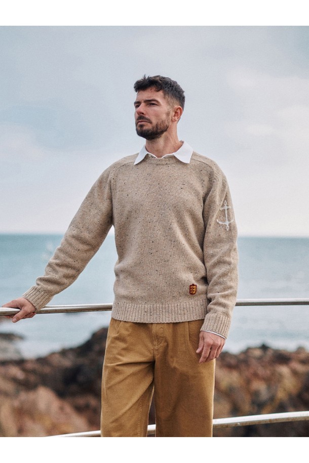 네프사 새들 스웨터 - 베이지는 가을과 겨울, 일상과 출근룩에 모두 잘 어울리는 공용 스웨터입니다. 부드러운 울 소재로 제작되어 따뜻하고 포근한 착용감을 선사하며, 레귤러 핏과 라운드넥 디자인으로 편안한 착용감을 제공합니다. 베이직, 캐주얼, 클래식, 미니멀 스타일을 추구하는 분들께 추천하며, 앵커 자수 디테일이 포인트로 더해져 밋밋함을 덜어줍니다. 두꺼운 두께감과 긴 소매 기장으로 추운 날씨에도 따뜻하게 입을 수 있습니다.
