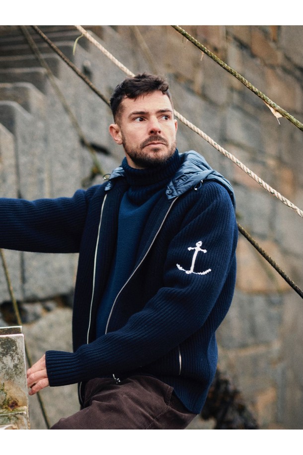 네이비 컬러의 디테쳐블 패딩 후드 헤비 집업 스웨터입니다. 쌀쌀한 가을과 추운 겨울철, 캐주얼하고 스포티한 스타일을 연출하기에 적합합니다. 레귤러 핏에 긴 소매 기장으로 제작되었으며, 두꺼운 두께감의 니트 소재와 패딩 안감으로 보온성을 높였습니다. 탈부착 가능한 후드 디자인으로, 출근룩이나 캠핑룩 등 다양한 TPO에 맞춰 활용할 수 있습니다. 무지 패턴으로 미니멀한 스타일 연출에도 용이합니다.
