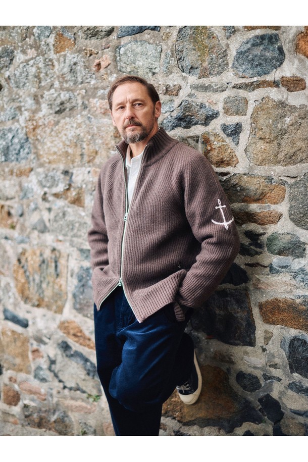 브리티쉬 립 투웨이 집업 스웨터 - 브라운은 가을과 겨울, 당신의 일상에 클래식하고 베이직한 무드를 더해줄 아이템입니다. 부드러운 울 소재로 제작되어 포근한 착용감을 선사하며, 레귤러 핏으로 편안하게 착용할 수 있습니다. 앵커(닻) 자수 디테일이 돋보이며, 투웨이 지퍼와 긴소매 디자인으로 실용성을 높였습니다. 출근룩, 모임룩, 데이트룩 등 다양한 TPO에 활용할 수 있으며, 클래식, 미니멀, 캐주얼 스타일 모두 소화 가능합니다. 두꺼운 두께감으로 따뜻함을 더했습니다.
