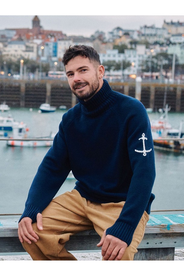 네이비 색상의 헤비코튼 터틀넥 스웨터입니다. 넉넉한 두께감의 헤비코튼 소재로 제작되어 가을, 겨울철 따뜻하게 착용하기 좋습니다. 베이직하고 캐주얼한 디자인으로, 출근룩과 모임룩 등 다양한 TPO에 활용할 수 있습니다. 레귤러핏으로 제작되어 편안한 착용감을 제공하며, 캐주얼, 클래식, 미니멀 스타일 모두 소화 가능합니다. 긴 소매와 터틀넥 디자인으로 보온성을 높였습니다.
