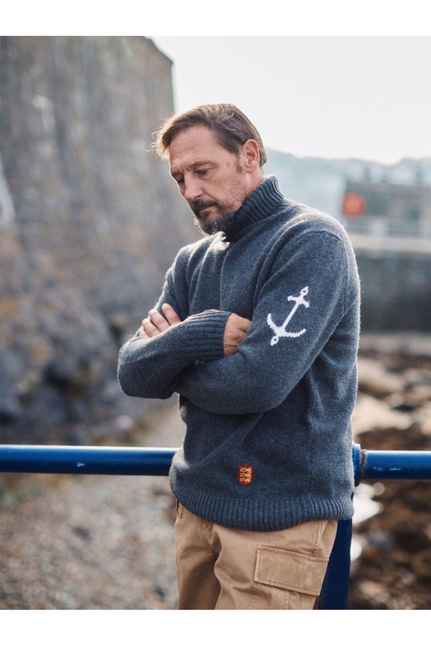 부드러운 촉감의 슈퍼 파인 메리노울 소재로 제작된 차콜 컬러의 터틀넥 스웨터입니다. 얇은 두께감으로 가을, 겨울철에 착용하기 좋으며, 레귤러핏 디자인으로 편안한 착용감을 선사합니다. 베이직하고 캐주얼한 스타일로 출근룩, 모임룩 등 다양한 TPO에 활용 가능합니다. 앵커 자수 디테일이 포인트로 더해져 클래식하고 미니멀한 무드를 연출합니다. 긴 소매 기장의 레귤러 기장 상의로, 데일리룩에 활용하기 좋은 아이템입니다.
