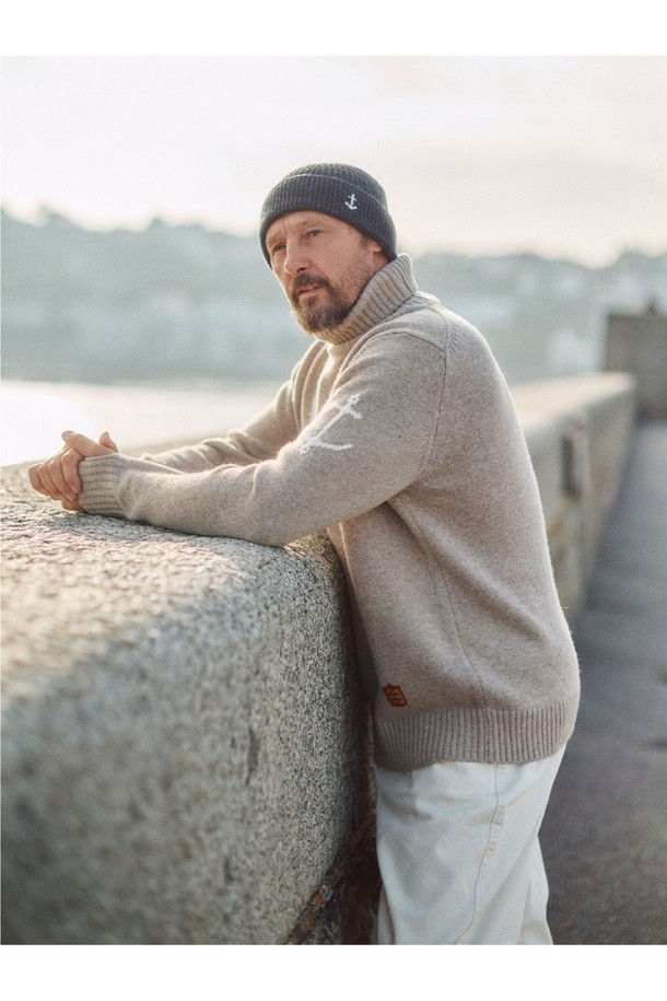 부드러운 촉감의 고급 메리노울 소재로 제작된 베이지색 슈퍼 파인 메리노울 터틀넥 스웨터입니다. 가을, 겨울 시즌에 어울리는 두꺼운 두께감으로 따뜻하게 착용할 수 있으며, 베이직하고 미니멀한 스타일을 연출합니다. 레귤러핏으로 편안한 착용감을 선사하며, 긴 소매와 터틀넥 디자인이 특징입니다. 일상에서 클래식하고 미니멀한 스타일을 선호하는 분들께 추천합니다.
