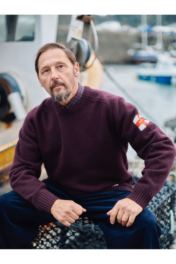 **슈퍼 파인 메리노울 새들 스웨터 - 버건디**는 가을과 겨울, 데일리룩과 출근룩에 모두 잘 어울리는 베이직하고 클래식한 스타일의 니트 스웨터입니다. 부드러운 촉감의 메리노울 소재로 제작되어 따뜻하고 편안한 착용감을 선사하며, 레귤러 핏과 라운드넥 디자인으로 어떤 스타일에도 쉽게 매치할 수 있습니다. 특히 어깨 부분의 새들 디테일이 은은한 포인트를 더합니다. 버건디 컬러는 세련된 분위기를 연출하며, 두꺼운 두께감으로 겨울철에도 따뜻하게 입을 수 있습니다. 긴 소매 기장으로 더욱 포근한 느낌을 줍니다.
