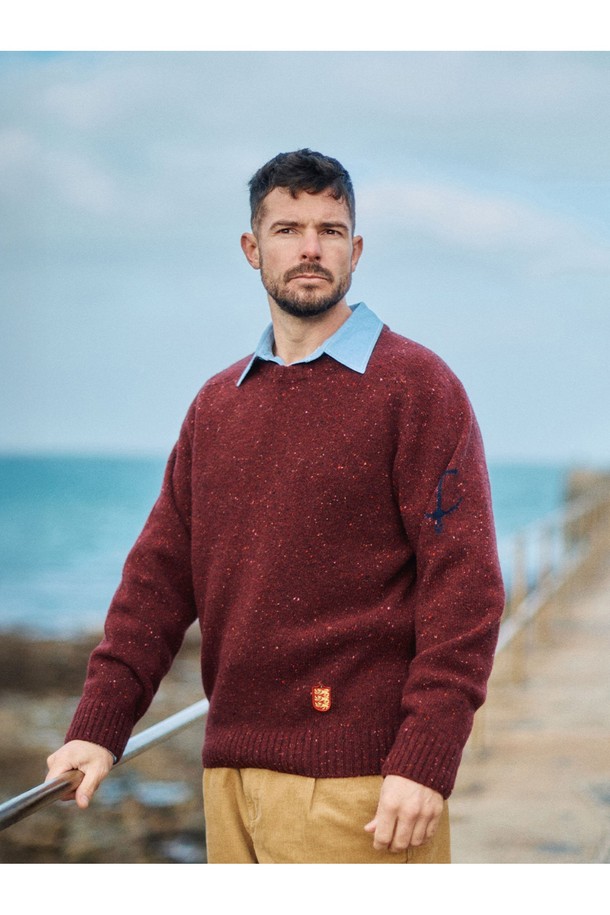 네프사 새들 스웨터 - 버건디는 울과 아크릴 혼방 소재로 제작되어 부드러운 촉감과 따뜻함을 선사합니다. 라운드넥과 레귤러핏 디자인으로 베이직하면서도 캐주얼한 스타일을 연출하며, 가을과 겨울에 활용하기 좋습니다. 두께감이 있는 긴소매 스웨터로, 로고 디테일이 은은하게 포인트를 더합니다. 버건디 컬러는 클래식하고 미니멀한 무드를 자아내 일상복으로 활용하기 좋습니다.
