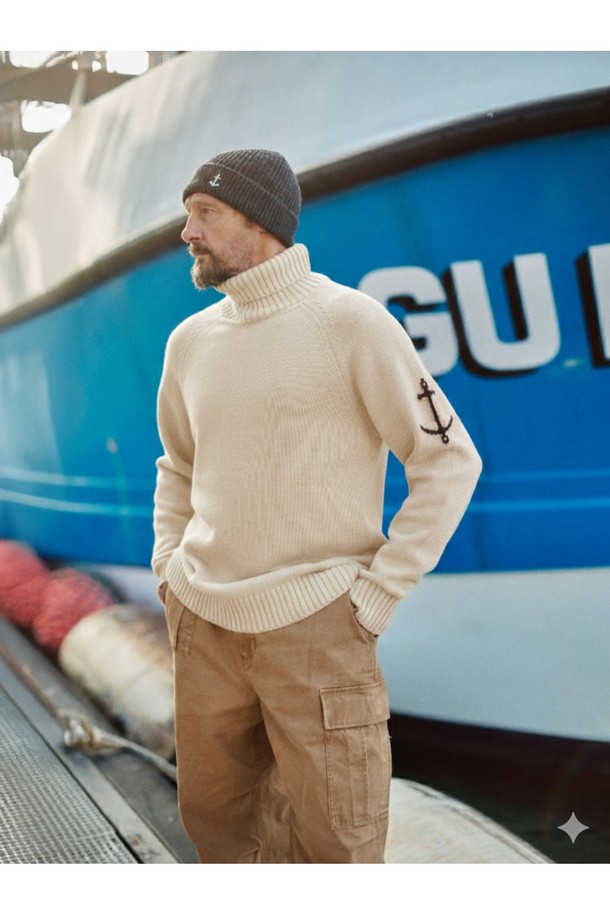 부드러운 촉감의 헤비코튼 소재로 제작된 헤비코튼 터틀넥 스웨터 - 바닐라 크림입니다. 가을과 겨울, 쌀쌀한 날씨에 따뜻하게 착용하기 좋은 두꺼운 두께감의 긴소매 터틀넥 스웨터입니다. 베이직하고 캐주얼한 스타일에 앵커 자수 디테일이 더해져 포인트를 줍니다. 레귤러핏으로 제작되어 편안한 착용감을 선사하며, 출근룩과 모임룩 등 다양한 TPO에 활용 가능합니다. 캐주얼, 클래식, 미니멀한 스타일을 즐겨 입는 분들께 추천합니다.
