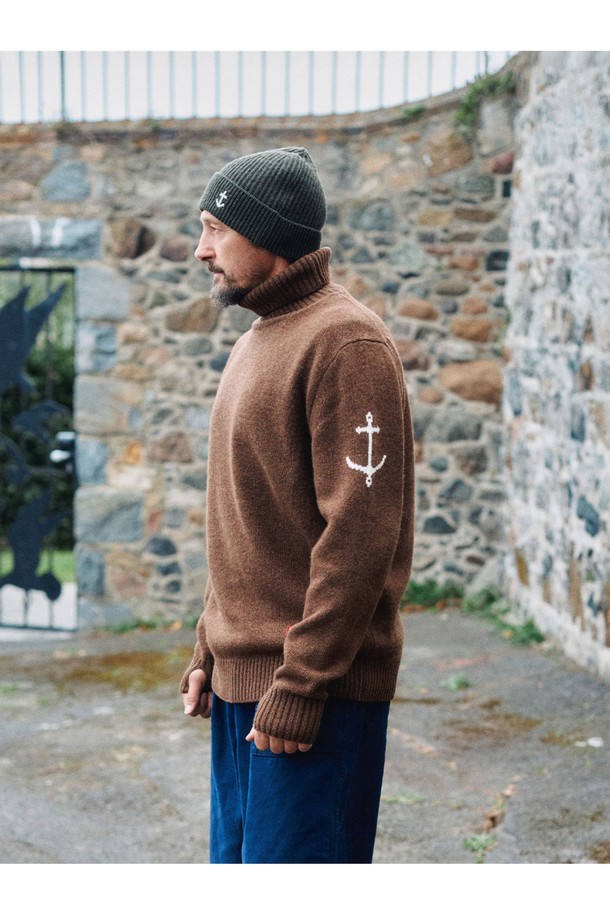 슈퍼 파인 메리노울 터틀넥 스웨터 - 브라운은 부드러운 촉감의 메리노울 소재로 제작되어 가을과 겨울에 따뜻하게 착용하기 좋습니다. 베이직하고 클래식한 스타일로 다양한 룩에 활용할 수 있으며, 레귤러 핏으로 편안한 착용감을 선사합니다. 긴 소매와 터틀넥 디자인이 특징이며, 두꺼운 두께감으로 보온성을 높였습니다. 가슴 부분에는 앵커 로고 자수가 포인트로 더해져 미니멀하면서도 세련된 느낌을 줍니다.
