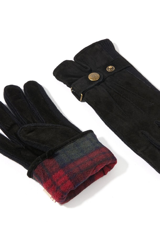 로라 여성 스웨이드 장갑 - 블랙은 부드러운 스웨이드 소재로 제작되어 가을, 겨울철 보온성을 높여주는 여성 장갑입니다. 클래식하고 미니멀한 디자인으로 출근룩에 잘 어울리며, 손가락이 분리된 디자인으로 활동성을 더했습니다. 블랙 컬러에 버튼 장식이 더해져 세련된 느낌을 선사합니다. 두꺼운 두께감으로 따뜻하게 손을 보호해주는 실용적인 아이템입니다.
