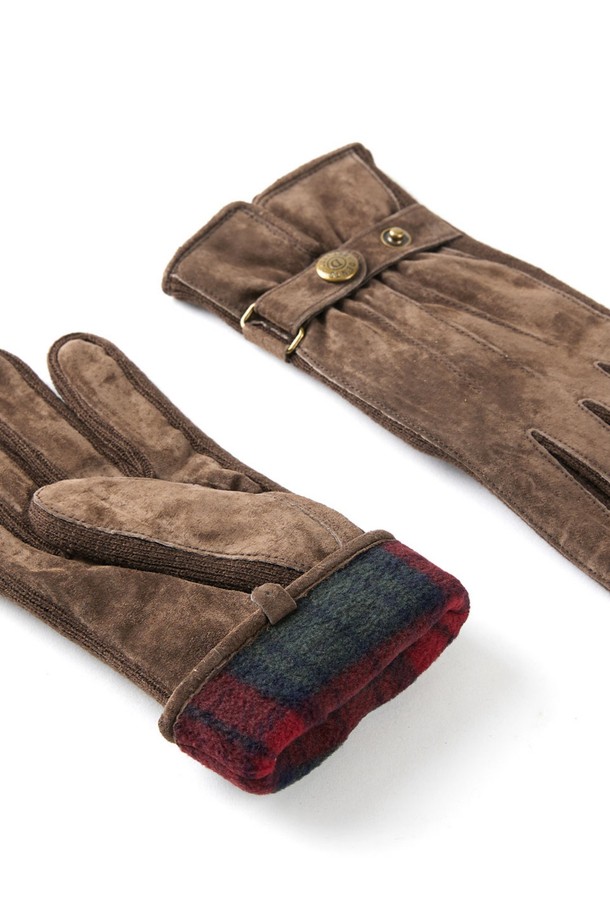 부드러운 스웨이드 소재와 모카 컬러가 돋보이는 로라 여성 장갑입니다. 가을, 겨울 시즌 따뜻하게 손을 보호해주는 데일리 아이템으로, 클래식하고 미니멀한 스타일을 연출하기 좋습니다. 손목 스트랩 디테일이 있으며, 촉감이 부드러워 편안하게 착용할 수 있습니다. 무지 디자인으로 어떤 옷차림에도 잘 어울리며, 일상생활에서 활용하기 좋은 장갑입니다.
