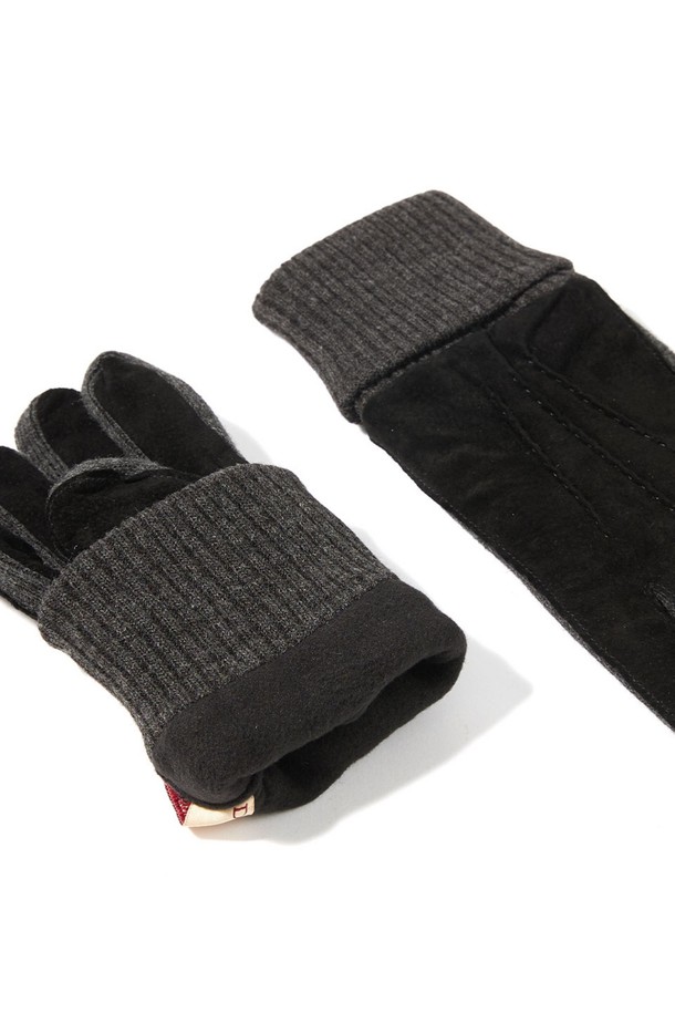 켄들 남성 스웨이드 장갑 - 블랙은 가을과 겨울철, 출근룩에 잘 어울리는 남성용 장갑입니다. 부드러운 촉감의 블랙 스웨이드 소재로 제작되어 고급스러운 느낌을 주며, 보온성을 높여줍니다. 심플한 무지 디자인에 손목 리브 디테일을 더해 클래식, 미니멀, 캐주얼 스타일 모두 소화 가능합니다. 두꺼운 두께감으로 추운 날씨에도 따뜻하게 손을 보호해주는 실용적인 아이템입니다.
