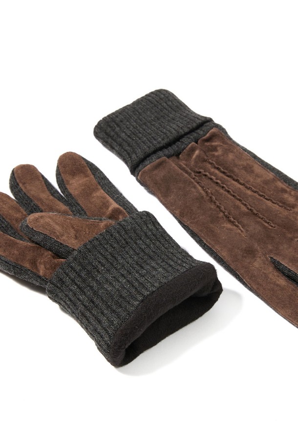 켄들 남성 스웨이드 장갑 - 브라운은 가을과 겨울철, 일상에서 착용하기 좋은 남성용 장갑입니다. 부드러운 스웨이드 소재와 보온성이 뛰어난 니트 소재를 사용하여 따뜻하고 편안한 착용감을 제공합니다. 손목 부분은 니트 디테일로 마감되어 디자인의 포인트를 더했으며, 클래식, 미니멀, 캐주얼 스타일 모두에 잘 어울립니다. 두꺼운 두께감으로 추운 날씨에도 따뜻하게 손을 보호해 줍니다. 무지 디자인의 브라운 컬러는 어떤 옷차림에도 매치하기 용이합니다.
