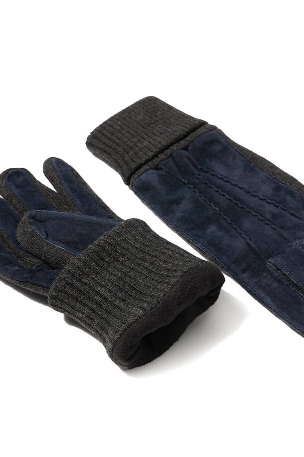 네이비 컬러의 켄들 남성 스웨이드 장갑입니다. 부드러운 스웨이드 소재로 제작되어 가을과 겨울철에 따뜻하게 착용할 수 있습니다. 두꺼운 두께감으로 보온성을 높였으며, 손목 립 디테일이 디자인의 포인트를 더합니다. 클래식, 미니멀, 캐주얼 스타일 모두 소화 가능하며, 출근룩에 매치하기 좋습니다. 무지 디자인으로 어떤 스타일에도 쉽게 코디할 수 있는 실용적인 장갑입니다.
