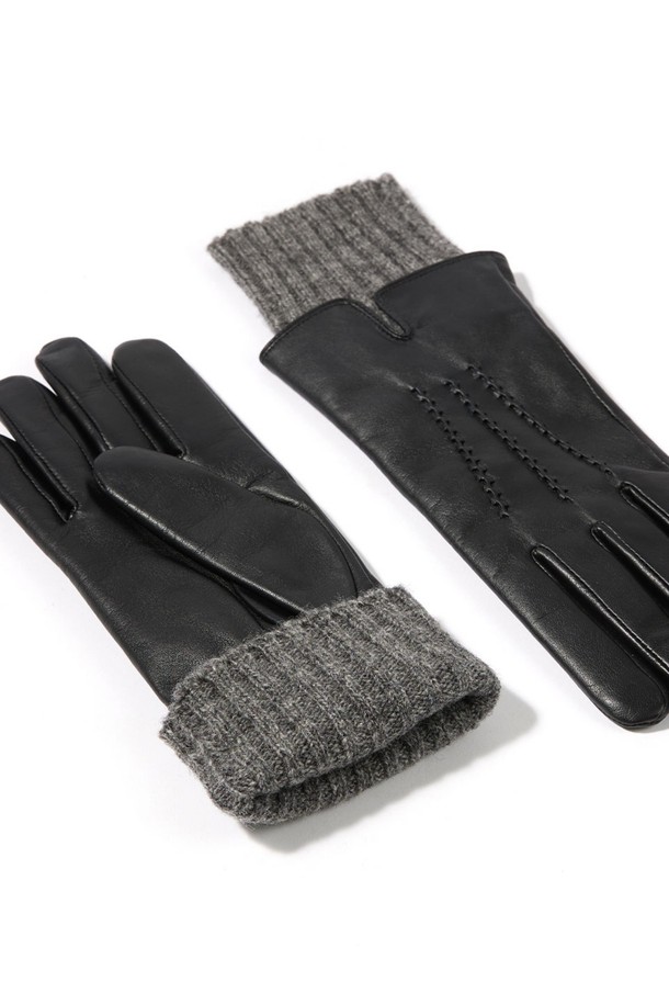 타마라 여성 가죽 장갑 - 블랙은 가을, 겨울철 여성의 손을 따뜻하게 보호해 주는 필수 아이템입니다. 부드러운 가죽 소재로 제작되어 뛰어난 촉감을 자랑하며, 손목 부분의 니트 디테일이 클래식하면서도 미니멀한 디자인을 완성합니다. 일상복뿐만 아니라 출근룩에도 잘 어울리는 스타일로, 무지 디자인으로 어떤 옷에도 매치하기 용이합니다. 보온 기능을 갖춘 두꺼운 장갑으로, 추운 날씨에도 따뜻함을 유지해 줍니다.
