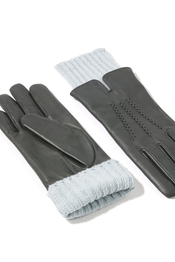 타마라 여성 가죽 장갑 - 차콜은 가을과 겨울, 당신의 손을 따뜻하게 감싸줄 부드러운 가죽 장갑입니다. 차콜 컬러의 무지 디자인으로, 출근룩이나 모임룩 등 다양한 TPO에 활용하기 좋습니다. 손목 부분은 니트 디테일로 포인트를 주어 클래식, 미니멀, 캐주얼 스타일 모두 소화 가능합니다. 보온성을 높여 추운 날씨에도 따뜻함을 유지해 줍니다. 부드러운 촉감으로 편안한 착용감을 선사합니다.
