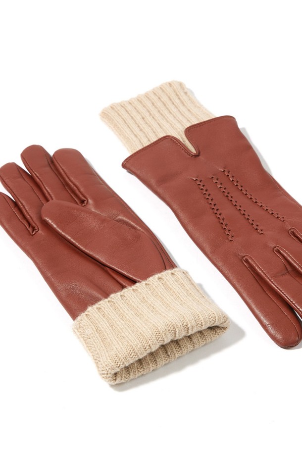 타마라 여성 가죽 장갑 - 꼬냑은 가을, 겨울철 당신의 손을 따뜻하게 감싸줄 필수 아이템입니다. 부드러운 가죽 소재로 제작되어 뛰어난 촉감을 선사하며, 보온 기능을 갖춰 추운 날씨에도 따뜻함을 유지해 줍니다. 꼬냑 색상은 어떤 스타일에도 잘 어울리며, 무지 디자인에 손목 부분의 니트 디테일이 은은한 포인트를 더합니다. 출근룩이나 모임룩에 클래식하고 미니멀한 스타일을 더해 세련된 룩을 연출해보세요. 일상에서도 캐주얼하게 착용하여 편안함과 스타일을 동시에 잡을 수 있습니다.
