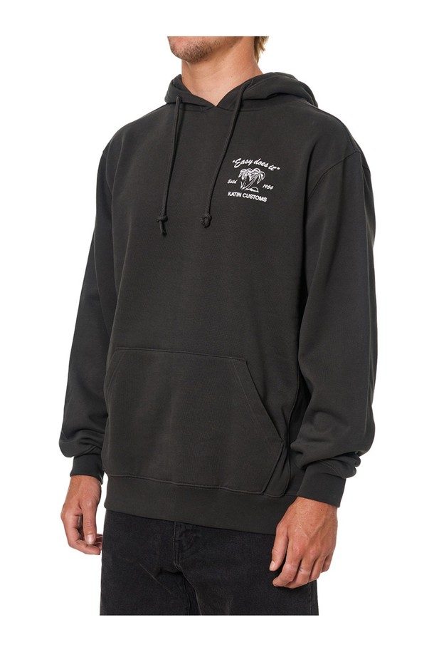 써즈 후드티 - 블랙 워시: 캐주얼, 스트릿 스타일을 아우르는 써즈 후드티입니다. 면 소재로 제작되어 부드러운 촉감을 선사하며, 봄, 가을, 겨울 세 계절 모두 활용 가능합니다. 레귤러핏으로 편안하게 착용 가능하며, 로고와 프린트 무늬가 돋보입니다. 워싱 가공으로 빈티지한 멋을 더했고, 캠핑룩이나 산책룩에 잘 어울립니다.
