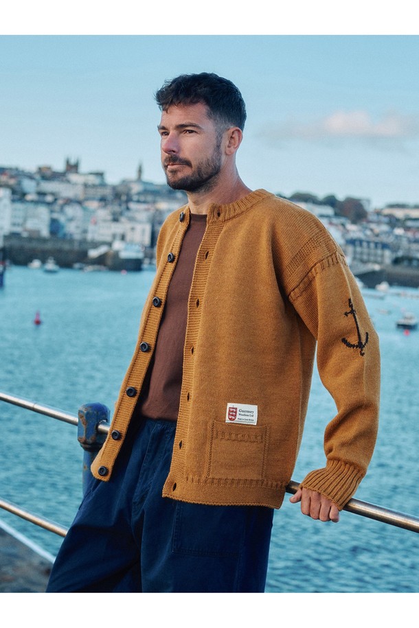 피셔맨 홀가먼트 가디건 - 카멜은 부드러운 울 소재로 제작되어 가을, 겨울 시즌 따뜻하게 착용할 수 있는 두꺼운 두께의 긴소매 가디건입니다. 라운드넥 디자인에 버튼 여밈 방식으로 편안하게 입고 벗을 수 있으며, 넉넉한 레귤러핏으로 제작되어 활동성을 높였습니다. 캐주얼, 클래식, 미니멀 스타일 모두 소화 가능하며, 홀가먼트 패턴과 카멜 컬러가 세련된 분위기를 연출합니다. 데일리룩에 포인트가 되어줄 포켓 디테일까지 갖춘 실용적인 아이템입니다.
