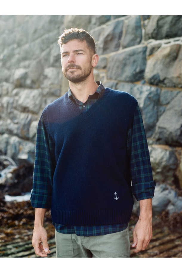 네이비 컬러의 셔틀랜드울 브이넥 베스트입니다. 셔틀랜드울 소재로 제작되어 부드러운 촉감과 두꺼운 두께감으로 가을, 겨울철 따뜻하게 착용하기 좋습니다. 베이직하고 클래식한 디자인으로 출근룩, 비즈니스 캐주얼, 모임룩 등 다양한 TPO에 활용할 수 있습니다. 레귤러핏으로 제작되었으며, 민소매 디자인으로 이너와 레이어드하여 미니멀하면서도 세련된 스타일을 연출할 수 있습니다. 무지 디자인의 브이넥 베스트로, 어떤 옷에도 잘 어울려 활용도가 높습니다.
