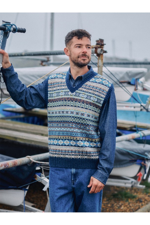 세인트피터 페어아일 브이넥 베스트 - 네이비는 클래식한 무드를 자아내는 남성용 니트 베스트입니다. 울 소재로 제작되어 부드러운 촉감과 두꺼운 두께감으로 가을, 겨울철 따뜻하게 착용할 수 있습니다. 페어아일 패턴이 돋보이며, 레귤러 핏과 브이넥 디자인으로 오피스룩, 비즈니스 캐주얼, 모임룩 등 다양한 TPO에 활용 가능합니다. 미니멀하고 캐주얼한 스타일을 연출하기에도 좋습니다.
