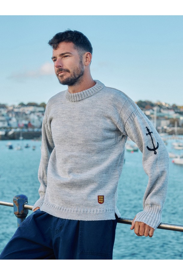 가을과 겨울에 어울리는 크루넥 홀가먼트 스웨터입니다. 울 소재로 제작되어 부드러운 촉감과 뛰어난 보온성을 제공하며, 두꺼운 두께감으로 포근하게 착용할 수 있습니다. 베이직하고 캐주얼한 스타일로, 일상에서 편안하게 즐겨 입기 좋습니다. 라이트 그레이 컬러와 심플한 디자인은 어떤 룩에도 잘 어울리며, 니트 패치 디테일로 포인트를 더했습니다. 레귤러핏으로 제작되어 편안한 착용감을 선사합니다.
