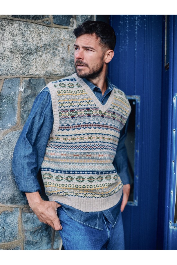 세인트피터 페어아일 브이넥 베스트 - 베이지는 가을, 겨울 시즌에 어울리는 울 소재의 니트 베스트입니다. 클래식하고 캐주얼한 무드를 동시에 연출하며, 레귤러핏과 레귤러 기장으로 편안한 착용감을 선사합니다. 페어아일 패턴과 브이넥 디자인이 특징이며, 출근룩과 모임룩, 그리고 미니멀한 스타일 연출에 적합합니다. 부드러운 촉감과 두꺼운 두께감으로 따뜻함을 더해줍니다. 베이지 컬러는 어떤 옷에도 잘 어울려 활용도가 높습니다.
