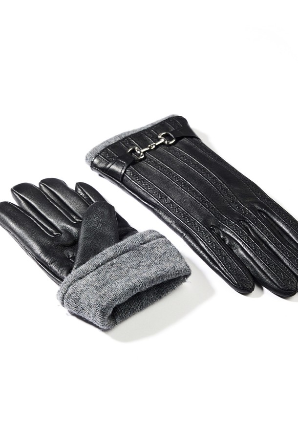 케이라 터치스크린 여성 가죽장갑 - 블랙은 출근룩과 모임룩에 모두 잘 어울리는 클래식, 미니멀, 시크 스타일의 장갑입니다. 부드러운 가죽 소재로 제작되어 가을과 겨울, 추운 계절에 따뜻하게 착용할 수 있습니다. 무지 디자인에 버클 장식이 포인트로 더해져 세련된 느낌을 줍니다. 터치스크린 기능이 있어 장갑을 착용한 채로 스마트폰 사용이 가능하여 편리합니다. 블랙 색상으로 어떤 의상에도 잘 어울려 데일리 아이템으로 활용하기 좋습니다.
