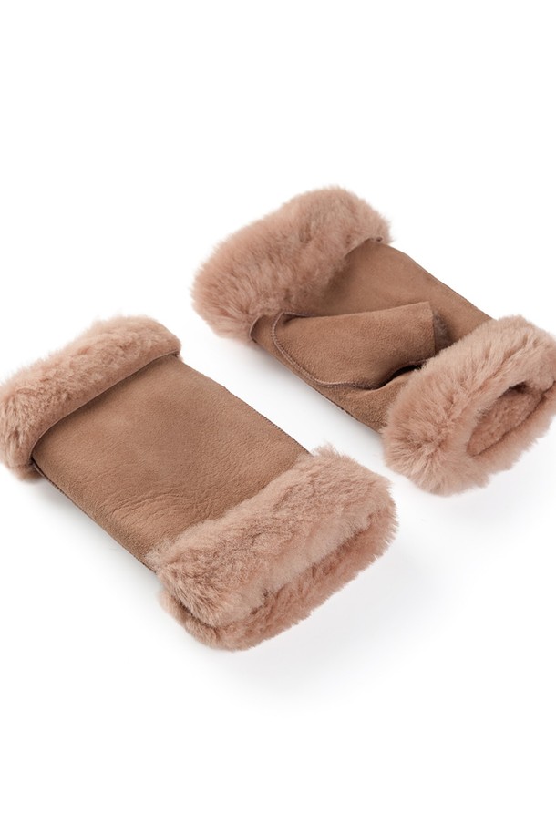 베라 헤어쉽(Vera Hairsheep) 여성 가죽 장갑 - 허니는 부드러운 가죽 소재로 제작되어 뛰어난 착용감을 선사합니다. 따뜻한 허니와 베이지 컬러, 무지 디자인에 퍼 트리밍으로 포인트를 주어 세련된 멋을 더했습니다. 가을, 겨울철 보온성을 높여주는 두꺼운 두께감으로, 출근룩이나 모임룩에 클래식, 미니멀, 캐주얼 스타일 모두 잘 어울립니다. 부드러운 촉감과 세련된 디자인으로 손끝까지 따뜻하고 스타일리시하게 연출해보세요.
