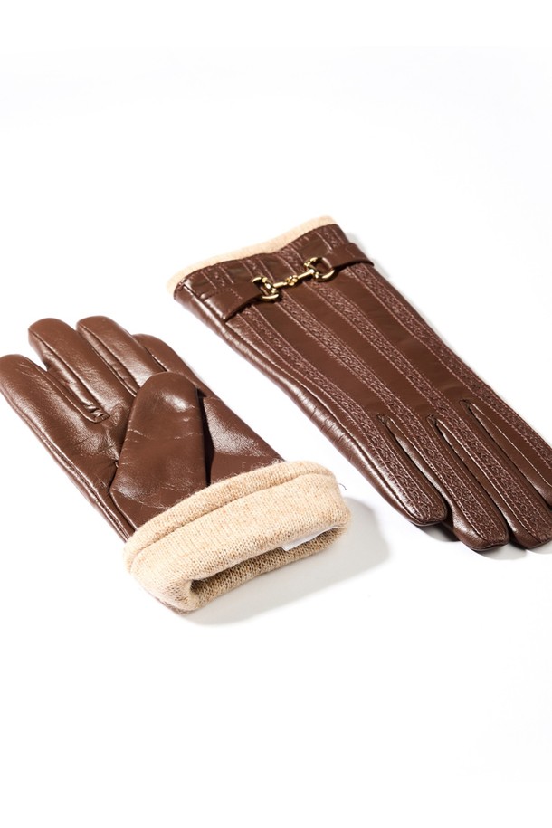 케이라 터치스크린 여성 가죽 장갑 - 체스트넛은 겨울철 여성의 손을 따뜻하게 보호해 줄 뿐만 아니라, 스타일리시함까지 더해주는 필수 아이템입니다. 부드러운 가죽 소재로 제작되어 뛰어난 착용감을 선사하며, 체스트넛 컬러와 클래식, 미니멀, 시크한 스타일을 연출하여 출근룩, 데이트룩 등 다양한 TPO에 활용할 수 있습니다. 특히 터치스크린 기능이 탑재되어 장갑을 착용한 채로 스마트 기기를 편리하게 사용할 수 있습니다. 디자인에 버클 장식이 더해져 세련된 포인트를 주며, 두꺼운 두께로 보온성을 극대화했습니다.
