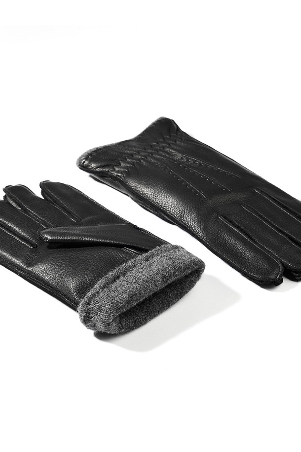 에딩턴 사슴가죽 장갑 - 블랙은 남성용 장갑으로, 가을과 겨울에 착용하기 좋습니다. 부드러운 촉감의 사슴가죽과 가죽 소재를 사용하여 제작되었으며, 일상 및 출근룩에 잘 어울립니다. 클래식하고 미니멀한 스타일을 연출하며, 손목 밴딩과 스티치 디자인으로 포인트를 더했습니다. 보온 기능이 있어 추운 날씨에도 따뜻하게 손을 보호해 줍니다. 
