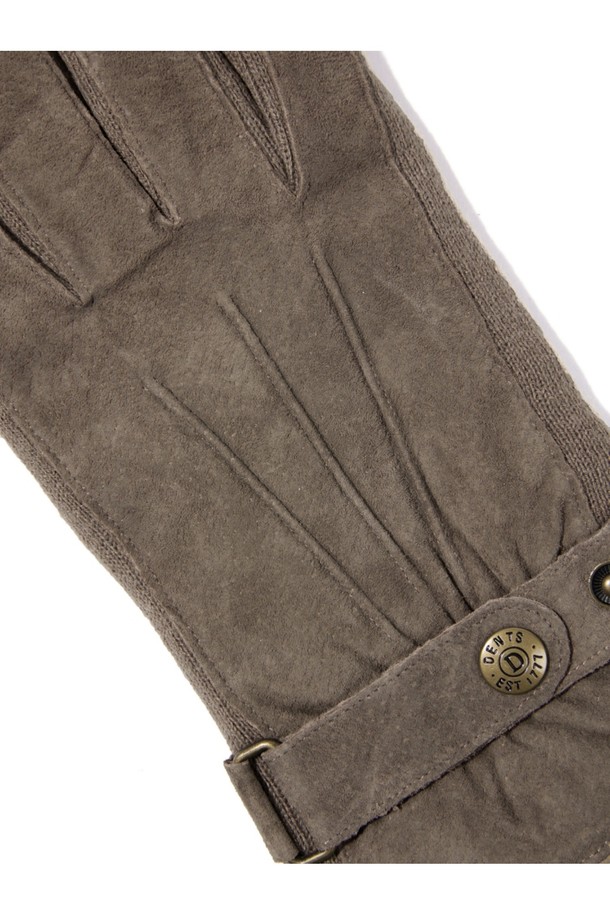 부드러운 스웨이드 소재와 따뜻한 보온성을 자랑하는 체스터 스타일의 장갑입니다. 은은한 오트밀 컬러가 어떤 옷에도 잘 어울리며, 일상에서 클래식하고 미니멀한 스타일을 연출하기 좋습니다. 부드러운 촉감과 보통 두께감으로 편안한 착용감을 선사하며, 디자인 장식으로 버튼이 더해져 고급스러움을 더했습니다. 가을, 겨울 시즌, 당신의 손을 포근하게 감싸줄 데일리 장갑입니다.
