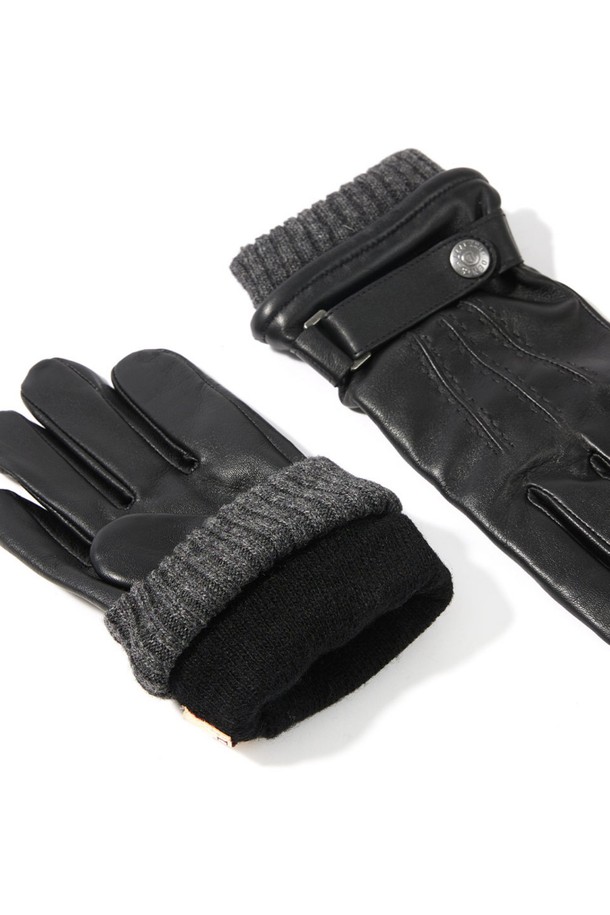 헨리 터치스크린 남성 가죽 장갑 - 블랙은 가을과 겨울철, 출근룩과 데이트룩에 어울리는 베이직 스타일의 남성용 장갑입니다. 부드러운 촉감의 가죽 소재와 니트 커프스로 디자인되어 클래식, 미니멀, 캐주얼 룩에 모두 잘 어울립니다. 손목 부분은 니트 마감 처리되어 따뜻함과 편안함을 더했습니다. 또한, 터치스크린 기능을 지원하여 스마트폰 사용의 편리성을 높였습니다. 헨리 터치스크린 남성 가죽 장갑은 일상생활에서 스타일과 실용성을 동시에 만족시키는 필수 아이템입니다.
