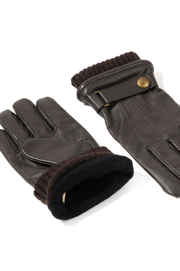 헨리 터치스크린 남성 가죽 장갑 - 브라운은 겨울철 따뜻함과 스타일을 모두 갖춘 남성용 장갑입니다. 부드러운 가죽 소재로 제작되어 고급스러운 착용감을 선사하며, 손목 부분은 니트 커프스로 마감되어 보온성을 높였습니다. 터치스크린 기능을 지원하여 장갑을 착용한 채로 스마트 기기를 편리하게 사용할 수 있습니다. 클래식, 미니멀, 캐주얼 스타일 모두 소화 가능한 디자인으로, 일상복에 포인트를 더해줍니다. 헨리 스타일의 세련된 디자인과 브라운 컬러가 어우러져 어떤 옷차림에도 잘 어울립니다.
