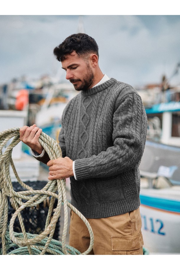 **[상품명: 셔틀랜드울 아란 포켓 스웨터 - 그레이]**

부드러운 촉감의 셔틀랜드울 소재로 제작된 아란 패턴의 포켓 스웨터입니다. 클래식한 무드의 이 스웨터는 가을과 겨울에 따뜻하게 착용하기 좋으며, 두꺼운 두께감으로 포근함을 더합니다. 긴 소매와 라운드넥 디자인으로 어떤 스타일에도 잘 어울리며, 입체적인 질감과 벌키한 짜임이 특징입니다. 전통적인 피셔맨 스타일을 현대적으로 재해석하여, 일상에서 편안하게 즐길 수 있는 아이템입니다. 그레이, 모스, 브라운, 라이트 그레이 등 다양한 컬러로 만나보세요.
