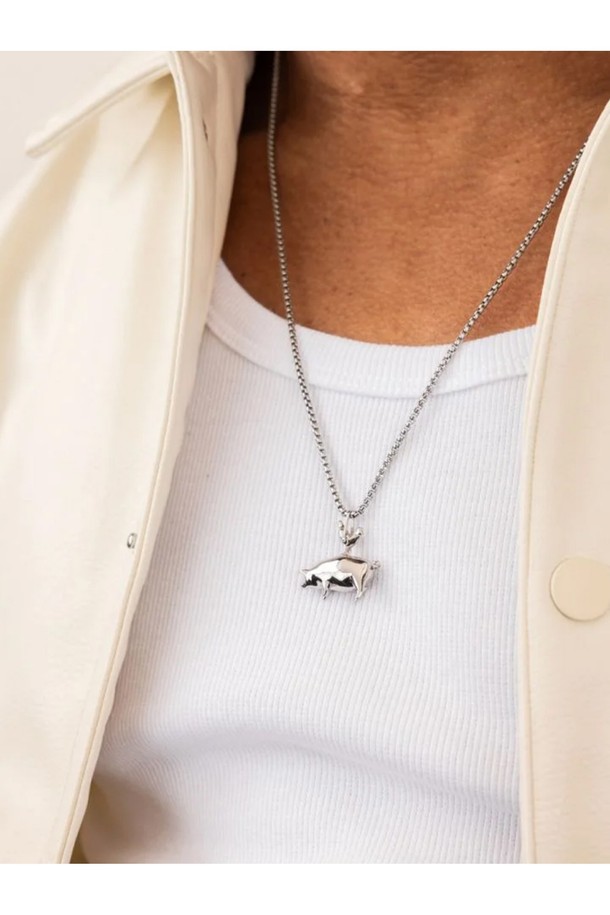 실버 색상의 펜던트 목걸이로, 미니멀, 클래식, 캐주얼한 스타일을 즐기는 분들께 추천합니다. 316L 스테인리스스틸 소재로 제작되어 일상생활뿐만 아니라 수상 스포츠 활동에도 적합하며, 내식성, 내구성, 내염성을 갖춰 변색 걱정 없이 착용할 수 있습니다. 60cm 길이의 체인에 브랜드 레터링 로고 펜던트가 더해져 세련된 포인트를 주며, 단독으로 착용하거나 다른 액세서리와 함께 레이어드하여 개성 있는 연출이 가능합니다. 고급스러운 우드 케이스 패키징으로 소장 가치를 높여 여행룩에 특별함을 더하세요.
