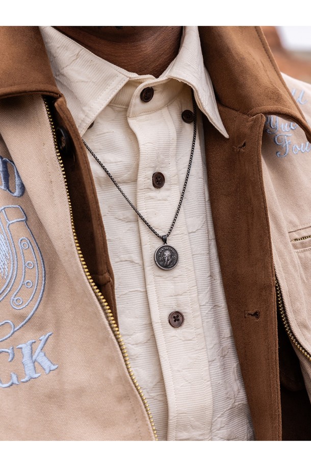 빈티지 밥 펜던트 목걸이는 316L 스테인리스 스틸 소재로 제작되어 내식성과 내구성이 뛰어나며, 사계절 캐주얼 스타일에 잘 어울립니다. 실버 컬러의 펜던트는 레이저 각인으로 앞면에는 'In Bob We Trust' 문구와 수염 난 얼굴, 뒷면에는 암스테르담 문장이 새겨져 독특한 디자인을 자랑합니다. 의료기기급 소재를 사용하여 땀에 의한 변색 걱정 없이 오랫동안 착용할 수 있으며, 가볍고 편안한 착용감을 제공합니다. 미니멀하면서도 클래식한 스타일을 선호하는 분들께 매력적인 선택이 될 것입니다.
