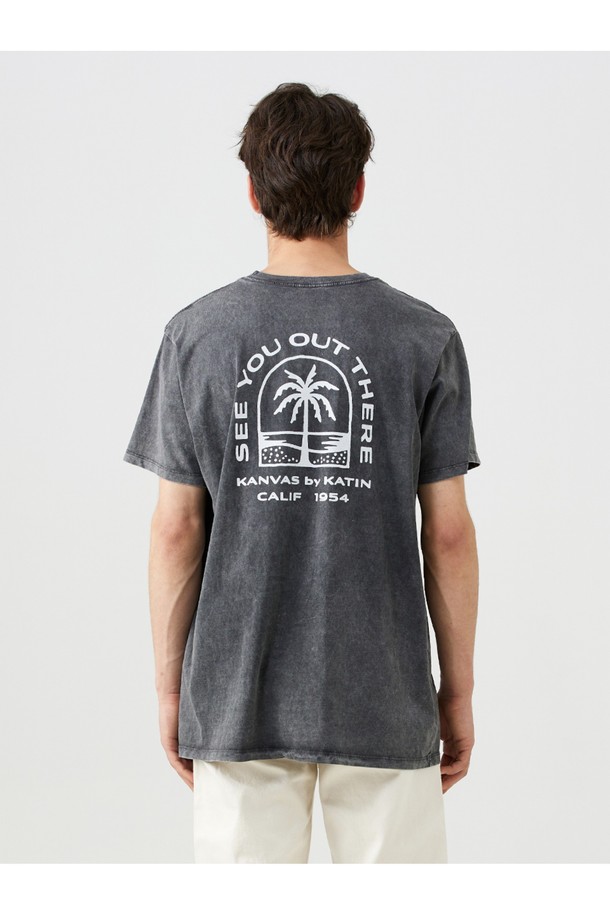 페세지 티셔츠 - 블랙 샌드 워시는 캘리포니아 해변의 야자수 프린팅과 "SEE YOU OUT THERE" 문구가 돋보이는 캐주얼 티셔츠입니다. 유기농 코튼 100% 소재로 제작되어 부드러운 촉감을 선사하며, 레귤러핏의 롱 기장으로 편안하게 착용할 수 있습니다. 라운드넥 디자인에 반소매, 블랙과 샌드 컬러 조합으로 다양한 스타일에 활용하기 좋으며, 백넥 테이프 특수 처리, 체인스티치 봉제, 프린트 나염 라벨 등의 섬세한 마감으로 완성도를 높였습니다.
