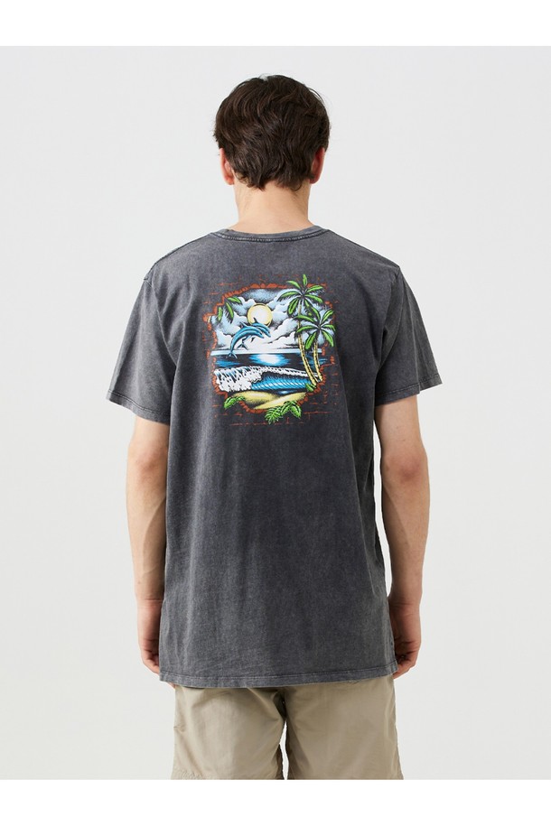 90년대 베니스 비치 타투 플래시 시트에서 영감을 받은 블랙 컬러의 베니스 티셔츠입니다. 오가닉 코튼 100% 소재로 제작되어 부드러운 촉감을 선사하며, 캐주얼하면서도 서핑 스타일을 연출합니다. 레귤러 핏에 반소매 기장으로, 일반 티셔츠보다 2-3cm 더 긴 기장과 어깨 체인스티치, 프린트 라벨, 등판 네크테이프 연장 디테일이 돋보입니다.
